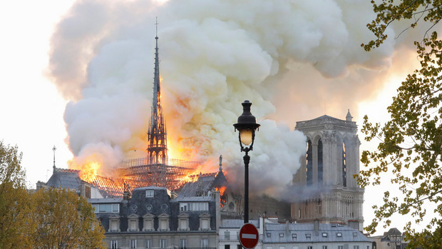 Flammen schlugen am Montagabed aus dem Dach der Kathedrale Notre-Dame.