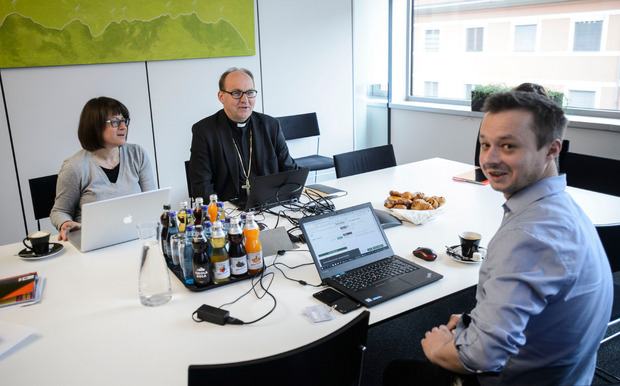 Monika Schramm und Christoph Rauth begleiteten ihn durch den Chat.