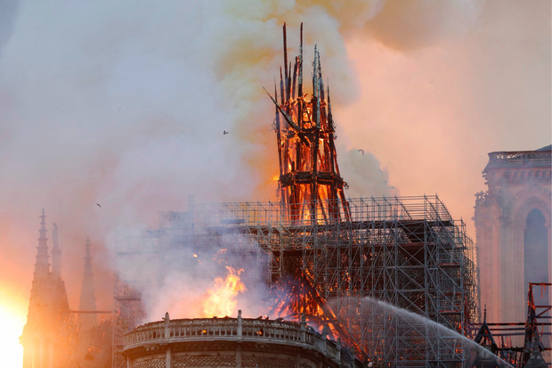 Die Kathedrale Notre-Dame in Flammen.