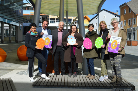 Die bunten Eier verweisen auf Osteraktionen in den teilnehmenden Geschäften der Innenstadt.