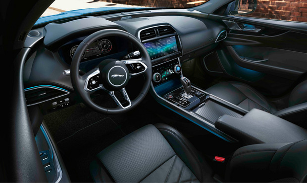 Neue Instrumente und ein neues Infotainmentsystem sind Bestandteile des überarbeiteten Jaguar XE, der im Juni auf den Markt kommt.