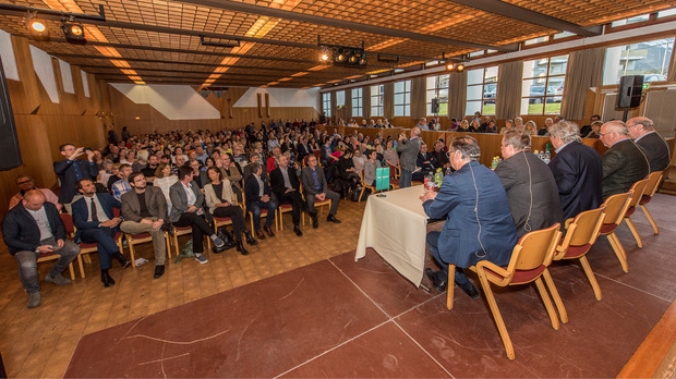 Beim TT-Forum über die Zukunft des Krankenhauses Natters platzte gestern Abend der Gemeindesaal aus allen Nähten. Die Kritiker der geplanten Spitalsschließung drückten ihren Unmut auch mit Trillerpfeifen aus.