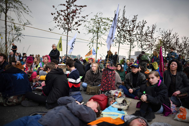 Demonstranten blockieren die Waterloo-Brücke.