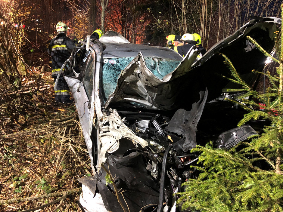 Ein 63 Jahre alter Kärntner ist mit seinem Auto von der Straße abgekommen und über einen Steilhang 100 Meter abgestürzt.