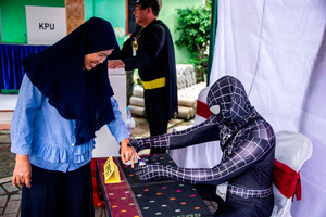 Die Wahl in Indonesien hat durchaus auch skurile Seiten: Wahlhelfer in einem Wahllokal in Surabaya.