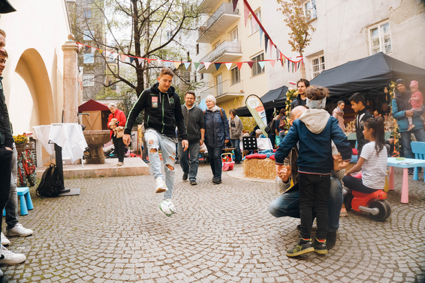 Lukas Hupfauf gestern beim Ostermarkt in Innsbruck - ein Ei wollen die Innsbrucker am Samstag (17 Uhr) den Mattersburgern legen??
