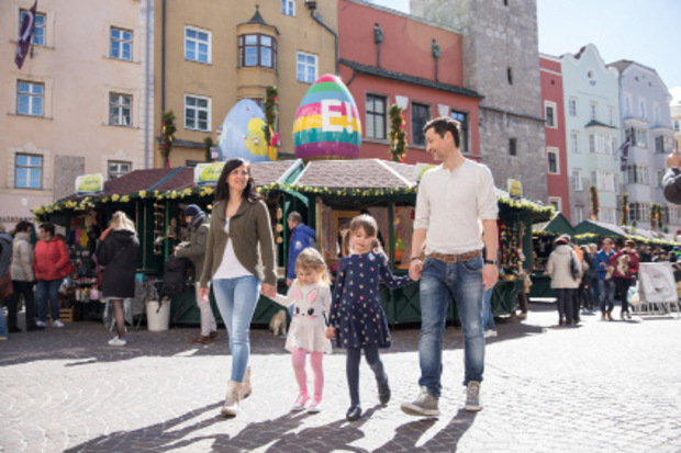 Vor dem Goldenen Dachl findet der jährliche Innsbrucker Ostermarkt statt.