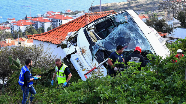 Rettungskräfte bargen die Überlebenden aus dem Buswrack.