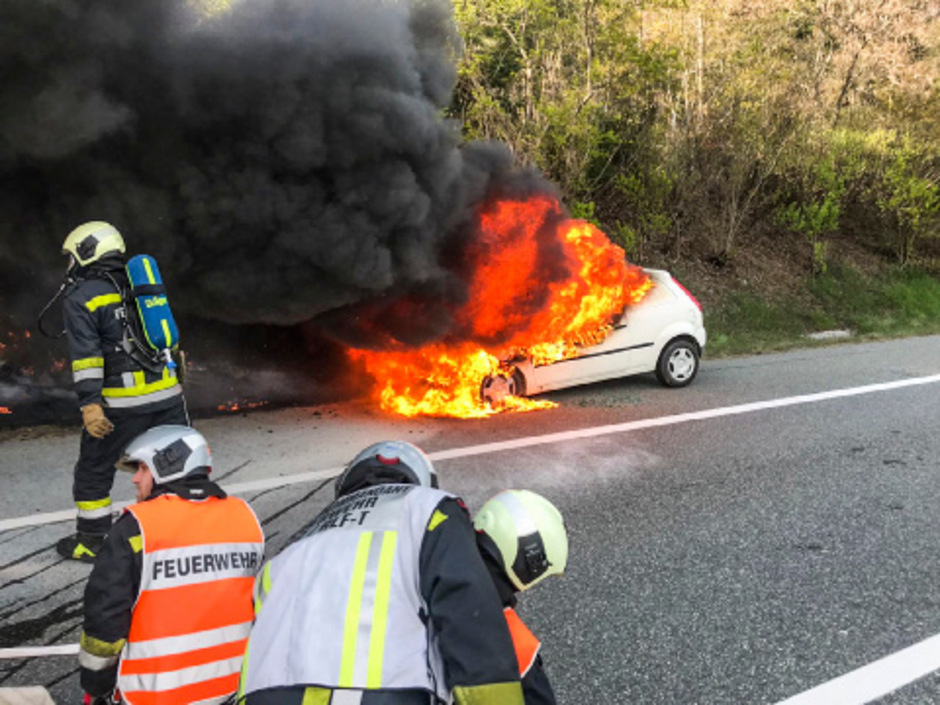 Das Feuer breitete sich über den ganzen Wagen aus.