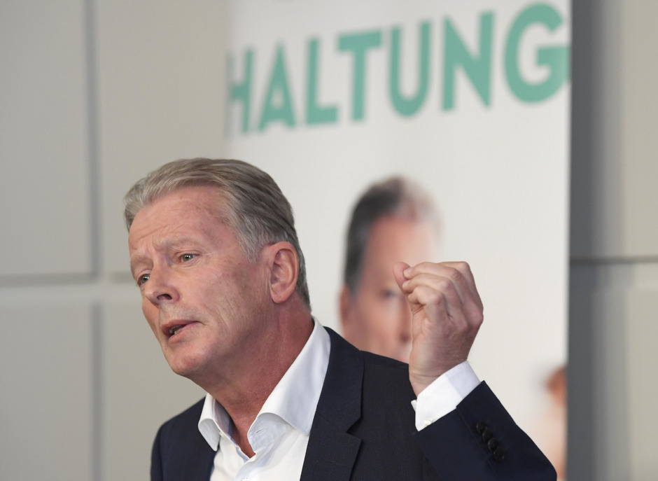 Das Buch „Haltung“ von Reinhold Mitterlehner war am Erscheinungstag ein Verkaufsschlager, die Startauflage ist ausverkauft.