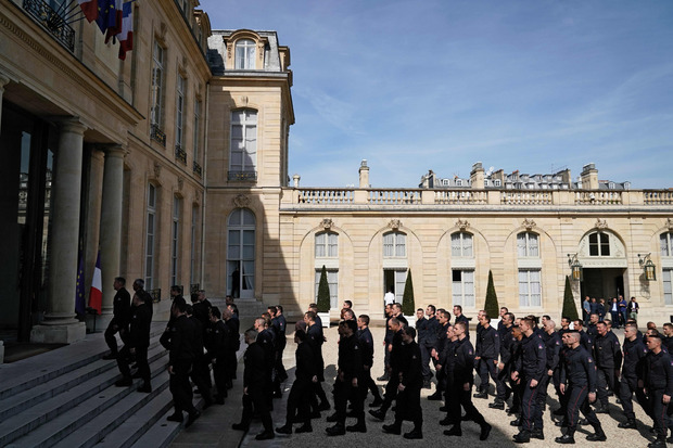Feuerwehrleute betreten den Elysee-Palast.
