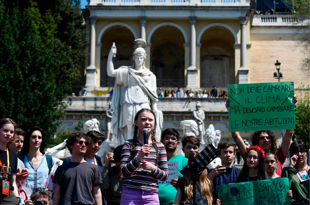 Die 16-jährige Aktivistin auf der zentralen „Piazza del Popolo“.