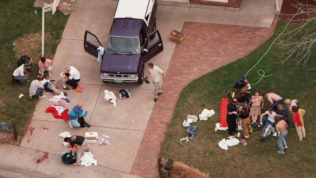 Verletzte werden nach dem Columbine-Amoklauf versorgt.
