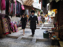 In Jerusalem marschiert ein Pärchen durch die Verkaufsgassen.