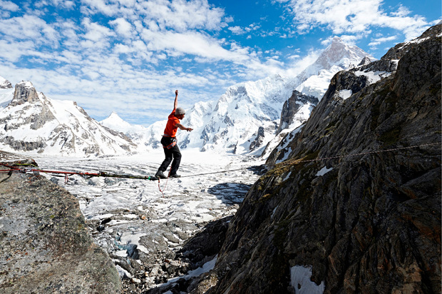 Die Berge war seine Leidenschaft: David Lama auf der Slackline.