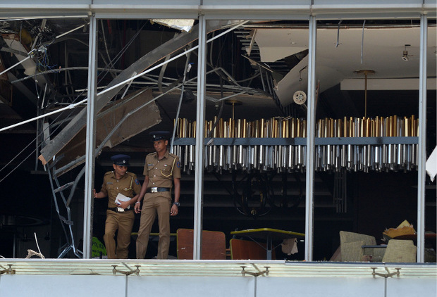 Polizisten im zerstörten Restaurant-Bereich des Luxushotels Shangri-La in Colombo.