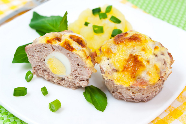 Aus Hackfleisch und Ei werden ungewöhnliche Muffins.