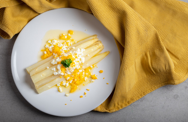 Bozen lässt grüßen: Gehackte Eier passen zu gekochtem Spargel.