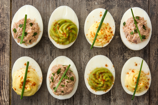 Eier werden mit Thunfisch, Avocado oder Currycreme (v.l.) gefüllt.