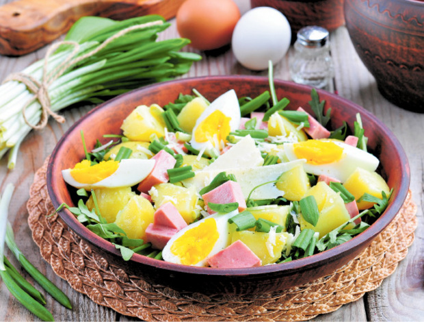 Im Salat verschwinden die Reste von Ei und Osterschinken.
