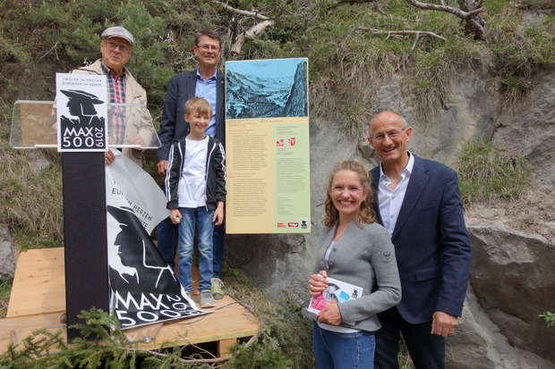 Enthüllten die erste Tafel: v. l. Historiker Michael Forcher, BM Thomas Öfner, davor der kleine Zirler Julian Schwarzmann, Isabelle Brandauer (Koordinatorin Maximilianjahr) und Landtagsvizepräsident Anton Mattle.