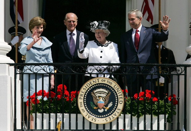 George W. Bush und seine Frau Laura bekamen im Weißen Haus Besuch von Elizabeth II. und ihrem Ehemann.