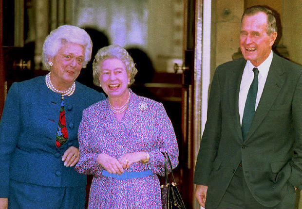 Zu Scherzen aufgelegt: Barbara und George Bush Senior mit der Queen.