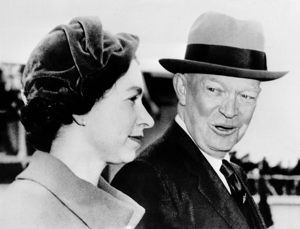 Queen Elizabeth und Dwight D. Eisenhower.
