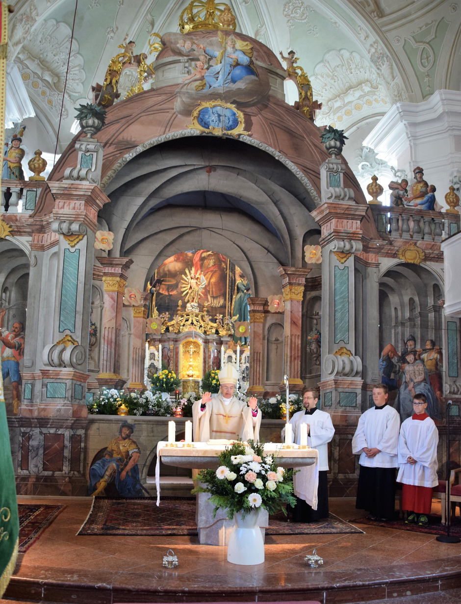 Segnung des restaurierten Ostergrabes in der Pfarrkirche Waidring durch Weihbischof Hansjörg Hofer.