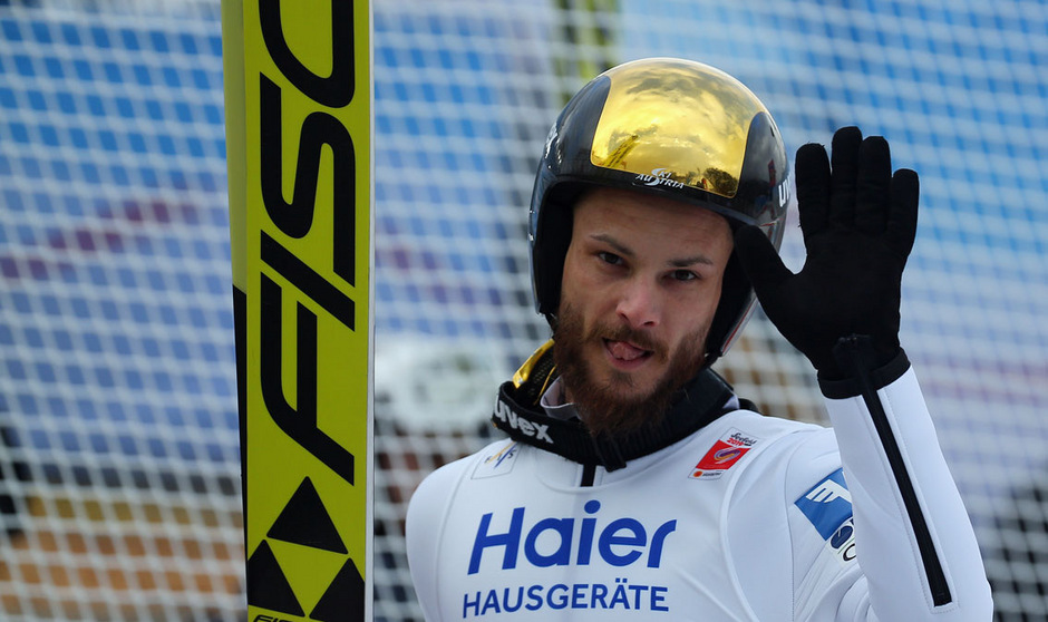 Von wegen "Auf Wiedersehen!" - Manuel Fettner hebt auch kommende Saison im Weltcup ab.