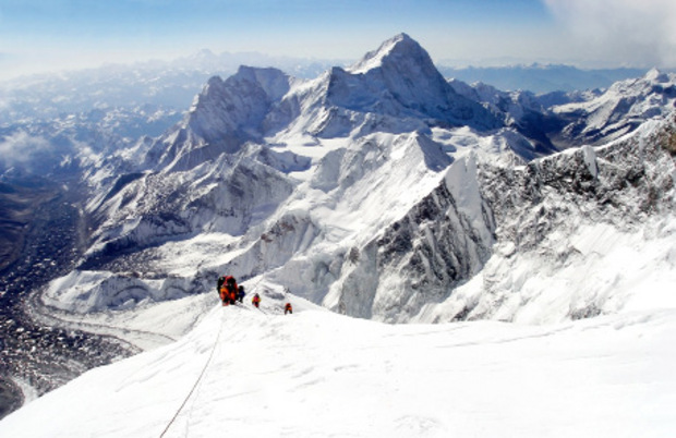 Imposant überragt der höchste aller Berge die Himalaya-Gipfel.