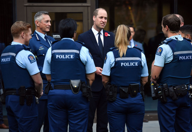 In Christchurch kam Prinz William mit Polizisten und Rettungskräften ins Gespräch.