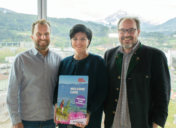 Präsentierten die neue Welcome Card Unlimited (v.l.): Chris Schnöller (Area 47), Karin Seiler-Lall (Innsbruck Tourismus) und Georg Giner (Ferienparadies Natterer See).