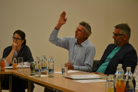 GR Christoph Widmann (Bürgermeisterliste, links) bei der Debatte.