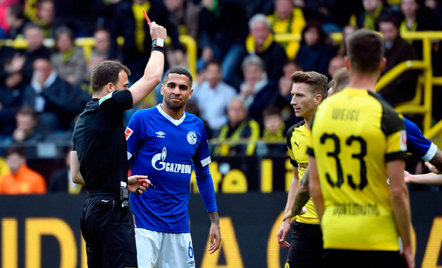 Marco Reus sah nach einem harten Einsteigen gegen Suat Serdar die Rote Karte.