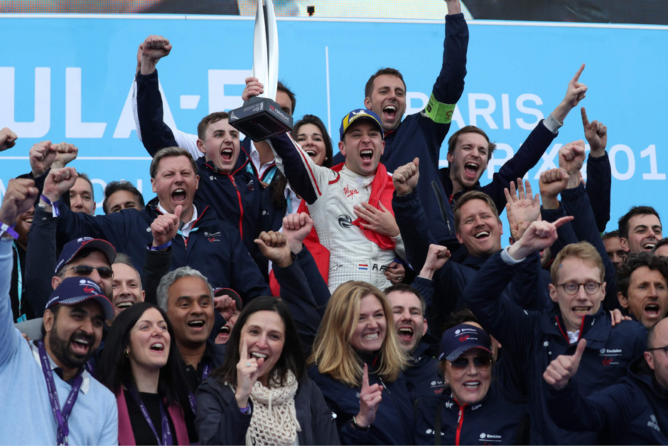 Robin Frijns feierte mit seinem Team den Sieg in Paris.