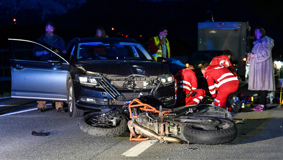 Der Biker wurde bei dem Unfall schwer verletzt, beide Fahrzeuge schwer beschädigt.