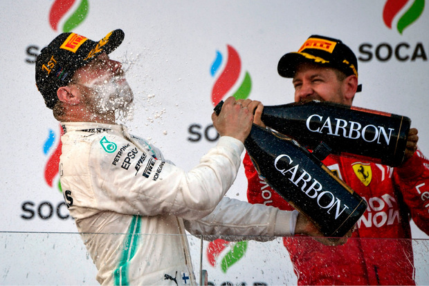 Champagner-Dusche: Sebastian Vettel (r.) und Valtteri Bottas.