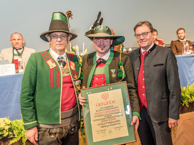 Landeskommandant Fritz Tiefenthaler (l.) und LH Günther Platter (r.) zeichneten den ehemaligen Landeskommandanten des Südtiroler Schützenbundes mit der Goldenen Verdienstmedaille des Bundes der Tiroler Schützenkompanien aus.