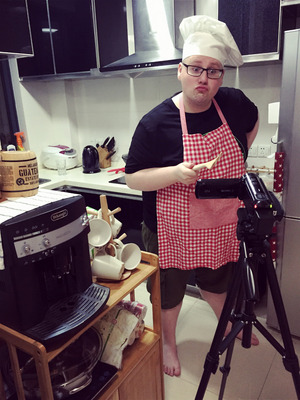 Job: Derksen dreht hauptberuflich Videoparodien.