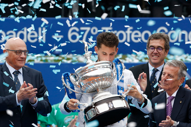 Küsschen für den Siegerpokal: Thiem kassierte für den Barcelona-Sieg rund 500.000 Euro.