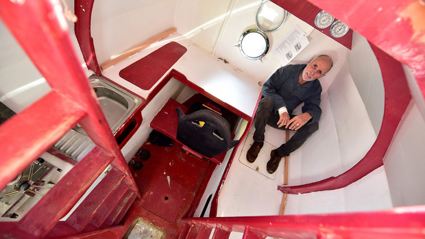 Jean-Jacques Savin im Inneren seiner Tonne.