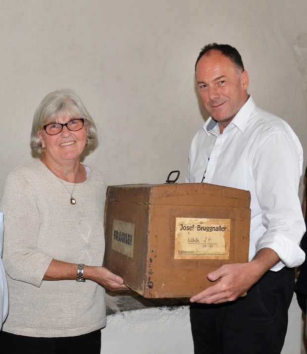 Isabella Sterzinger übergibt das „Flohmarktstück“ an Museumsdirektor Leo Andergassen.