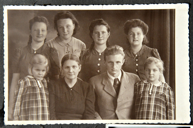 Maria Bruggnaller mit ihren sieben Kindern (ca. 1942).