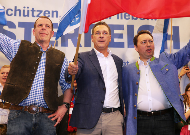 Manfred Haimbuchner, Heinz-Christian Strache und Harald Vilimsky bei der Kundgebung in Linz.