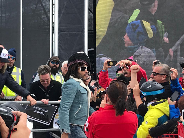 Einmal quer durchs Publikum: Lenny Kravitz gönnte sich ein Bad in der Menge.
