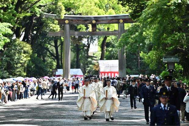 Shinto-Priester auf dem Weg zu einer weiteren Zeremonie.