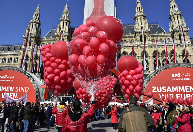 Der Wiener Rathausplatz in Rot am 1. Mai.