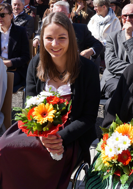 Fahrzeugpatin Melanie Fuchs durfte sich über Blumen freuen.