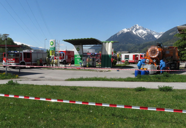 Zwischen zehn und 20 Liter Salpetersäure hatte der Lkw verloren.